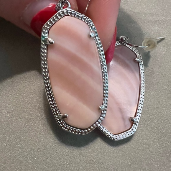 Kendra Scott Jewelry - Kendra Scott pink mother of pearl
